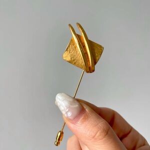 Elegant Gold Brooch Pin